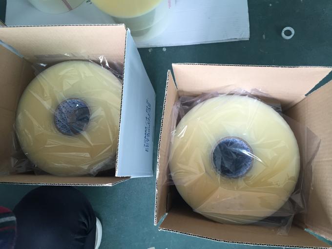 Großer riesiges Rollentransparenter klebender Packband des Rollenbopp